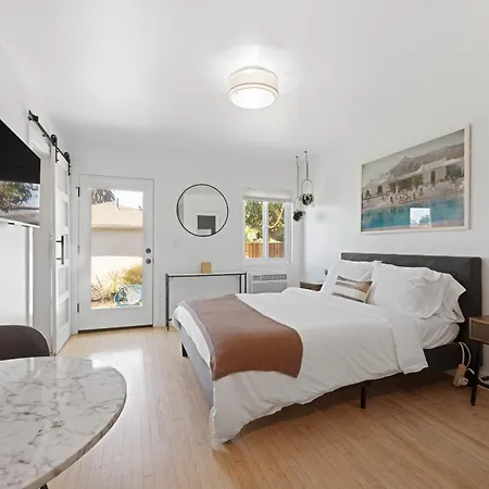 Sunny Studio Near Culver City
